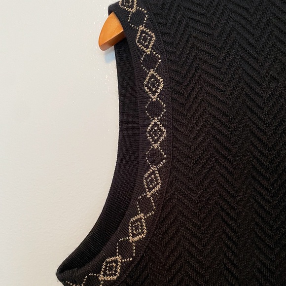 Vintage knit vest with chevron weave / 1990’s academia style cardigan - Picture 4 of 8